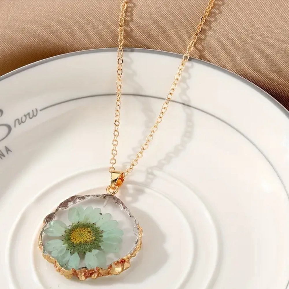 New! Romantic Dried Flower Pendant Necklace